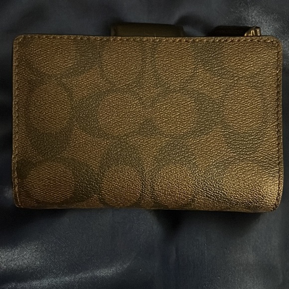 Medium Corner Zip Wallet In Signature Canvas - Picture 4 of 4